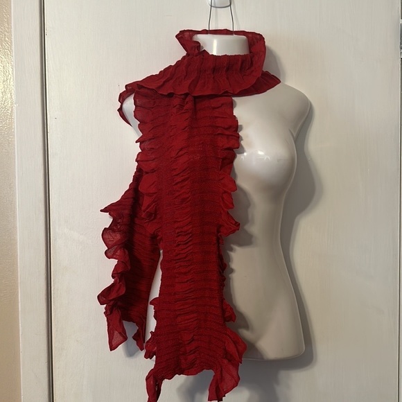 THE LIMITED RED SCARF - Picture 3 of 7